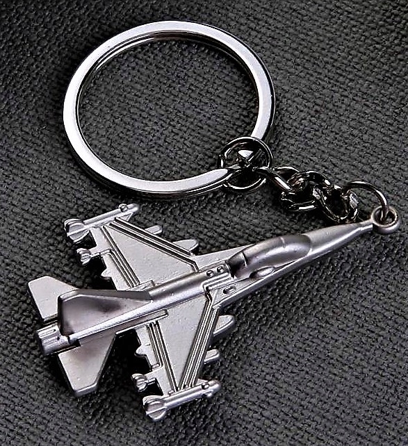 srebrny-metalowy-breloczek-do-kluczy-brelok-do-kluczy-samolot-mysliwiec-wojskowy-militaria-wojenny-odrzutowiec-flota-powietrzna-luftwaffe-f16-f21-mig-caracal-miraz-mirage-su21-prezent-dla-chlopaka