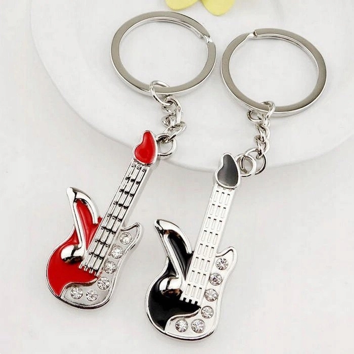 metalowa-gitara-czarna-gitara-z-krysztalkami-breloczek-do-kluczy-dla-gitarzystki-gra-na-gitarze-muzyk-wioslo-elektryczna-gitara