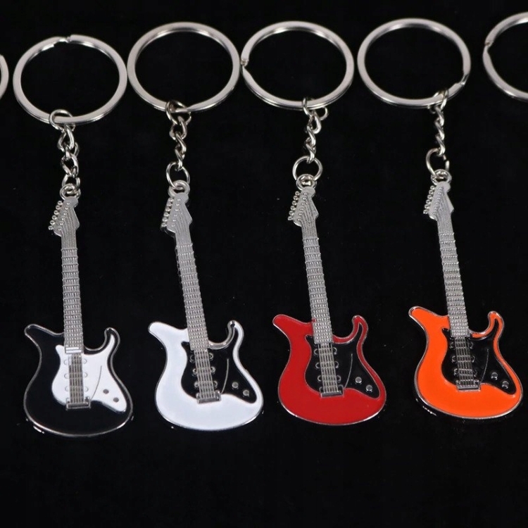 metalowa-gitara-biala-pomaranczowa-czarna-pomaranczowoczarna-breloczek-do-kluczy-dla-gitarzystki-gra-na-gitarze-muzyk-wioslo-elektryczna-gitara
