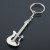 metalowa-gitara-biala-czarna-bialoczarna-breloczek-do-kluczy-dla-gitarzystki-gra-na-gitarze-muzyk-wioslo-elektryczna-gitara