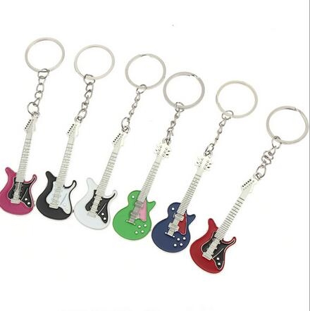 metalowa-gitara-biala-czarna-bialoczarna-breloczek-do-kluczy-dla-gitarzystki-gra-na-gitarze-muzyk-wioslo-elektryczna-gitara