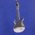 metalowa-gitara-biala-czarna-bialoczarna-breloczek-do-kluczy-dla-gitarzystki-gra-na-gitarze-muzyk-wioslo-elektryczna-gitara